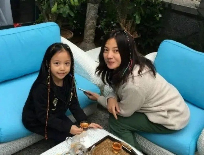 Triệu Vy muốn đưa con gái vào showbiz sau khi tiêu tán tài sản nghìn tỷ