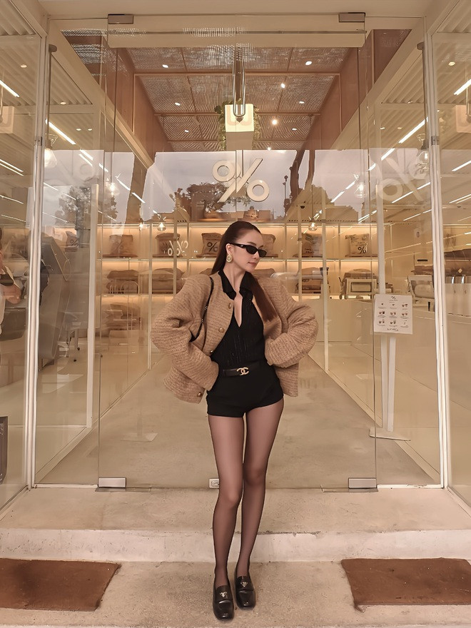 Vắng bóng showbiz Thiều Bảo Trang vẫn nổi bật nhờ gu thời trang hiện đại