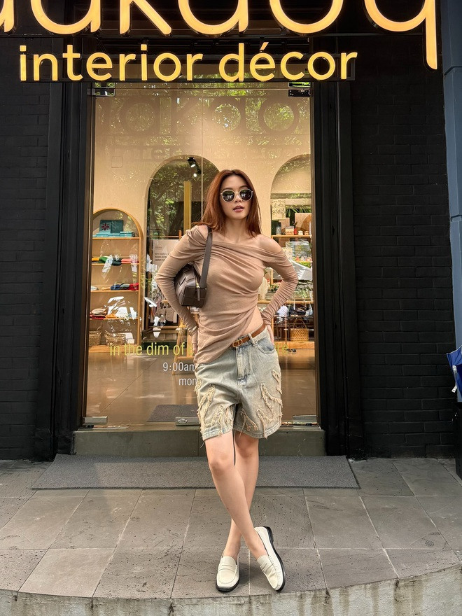 Vắng bóng showbiz Thiều Bảo Trang vẫn nổi bật nhờ gu thời trang hiện đại