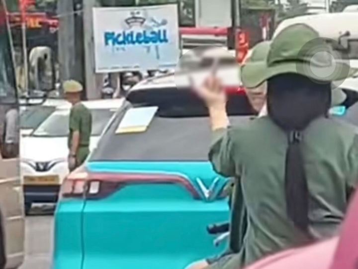 Học sinh có hành vi phản cảm khi đoàn xe A80 đi qua. (Ảnh cắt từ clip)