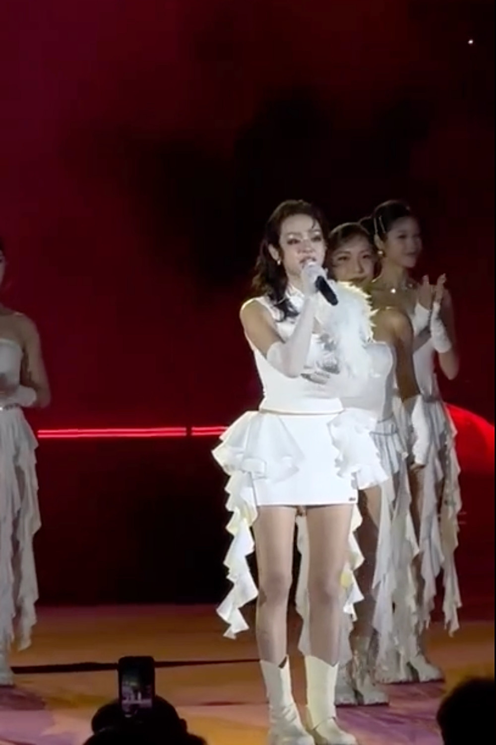 Hiền Hồ quỳ gối xin lỗi khán giả Đừng mắc sai lầm như tôi