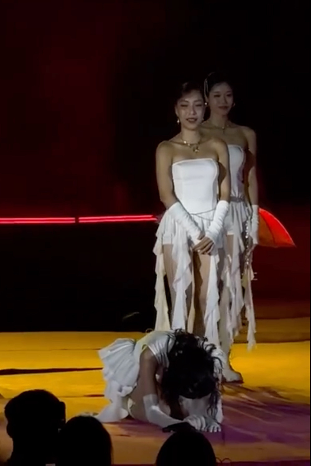 Hiền Hồ quỳ gối xin lỗi khán giả Đừng mắc sai lầm như tôi