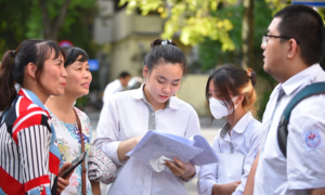 Nguyện vọng xét tuyển đại học 2025 tăng vọt, điểm chuẩn biến động khó lường