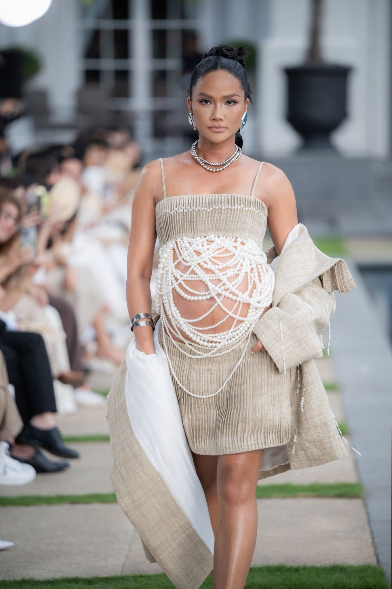 Cận ngày sinh nở HHen Niê tiết lộ