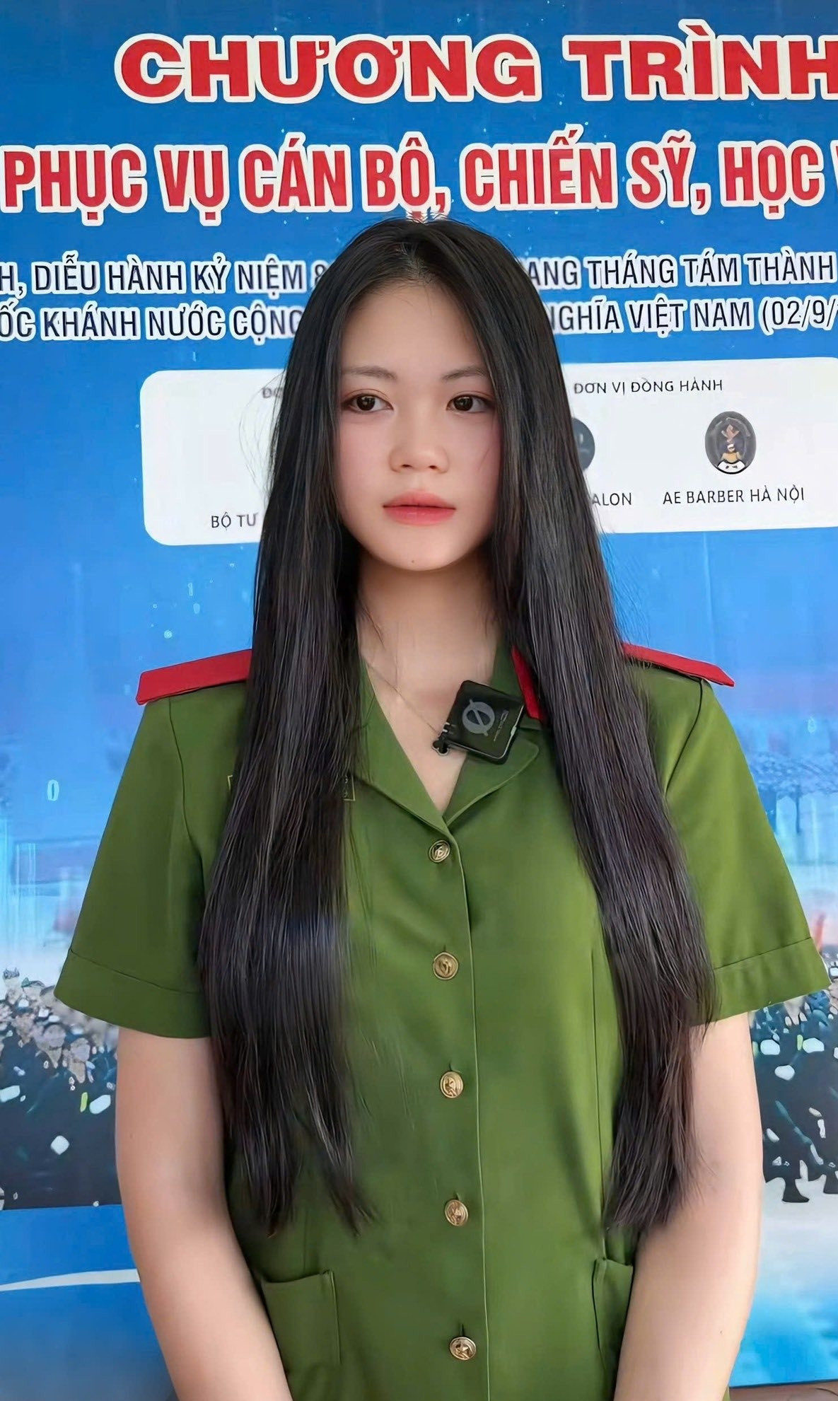 Nữ chiến sĩ khối Cảnh sát đặc nhiệm gây sốt với clip hiến tóc hút triệu lượt xem - Ảnh 1.