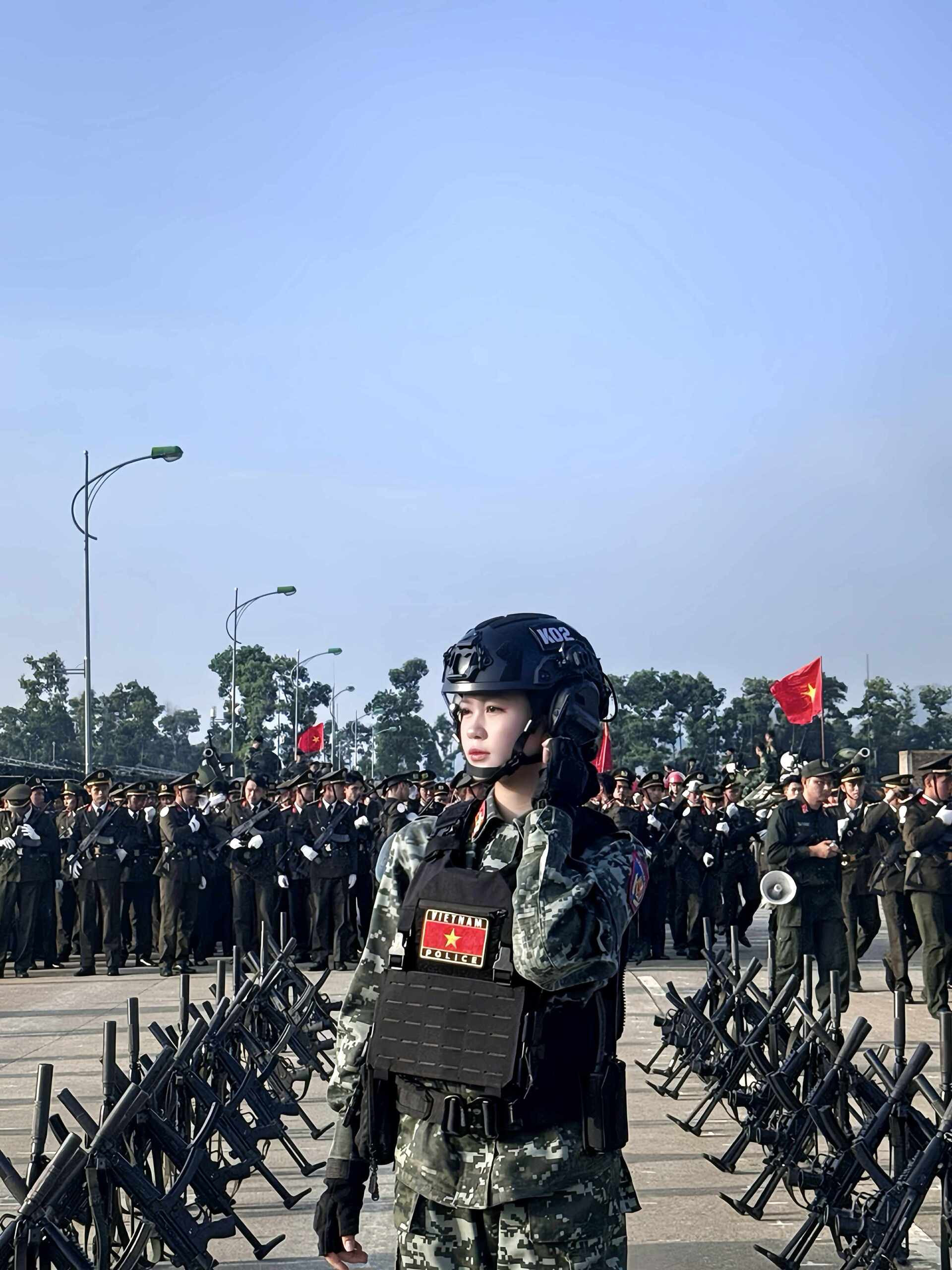 Nữ chiến sĩ khối Cảnh sát đặc nhiệm gây sốt với clip hiến tóc hút triệu lượt xem - Ảnh 4.