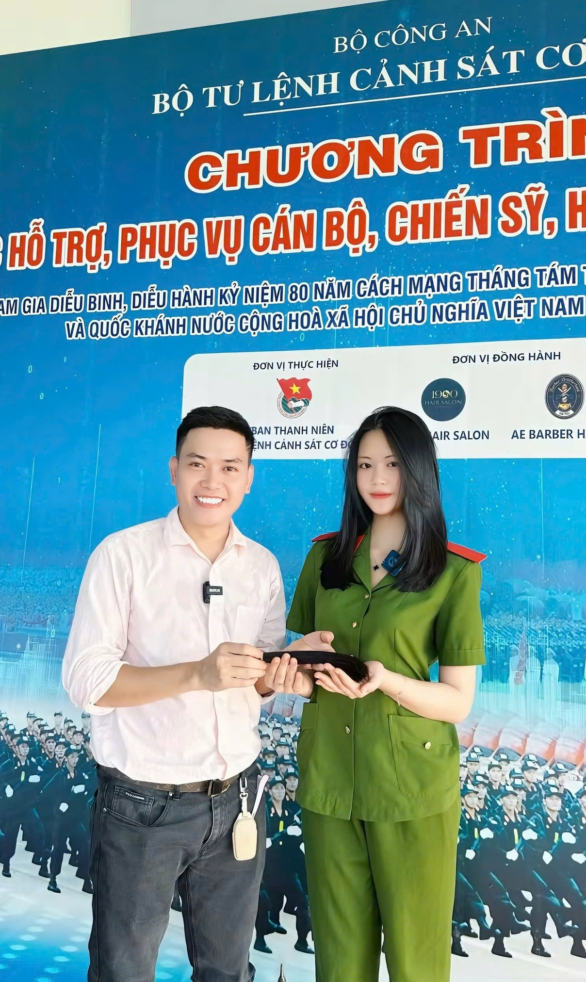 Nữ chiến sĩ khối Cảnh sát đặc nhiệm gây sốt với clip hiến tóc hút triệu lượt xem - Ảnh 2.