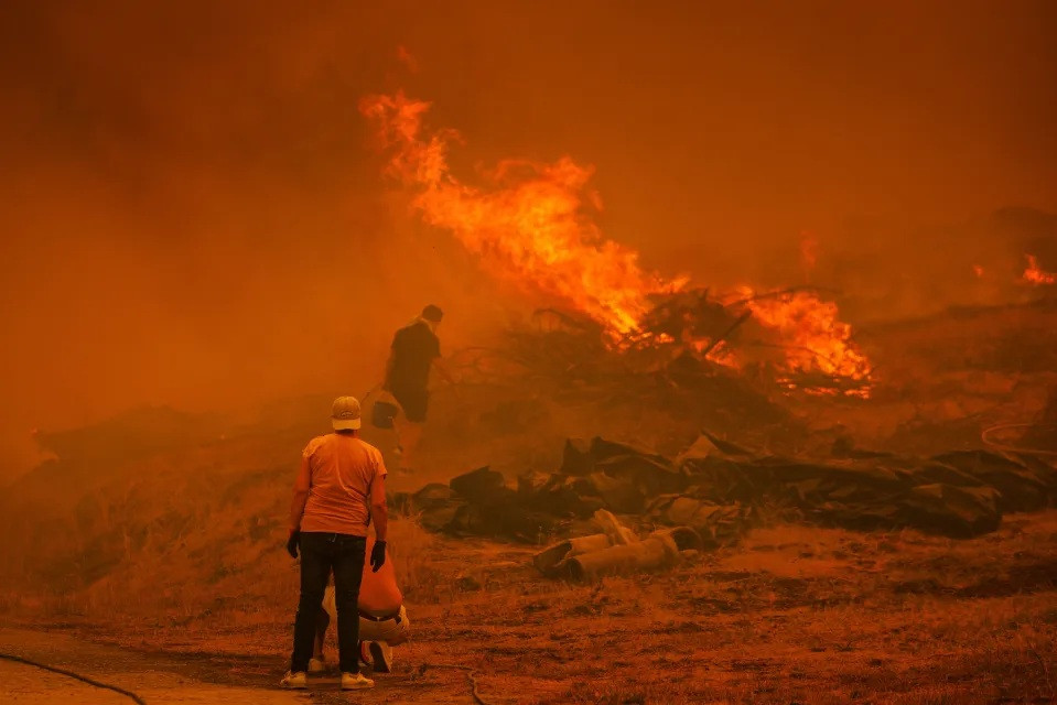 Hai lính cứu hỏa thiệt mạng khi xe lao xuống khe núi trong lúc đi làm nhiệm vụ - Ảnh 2.