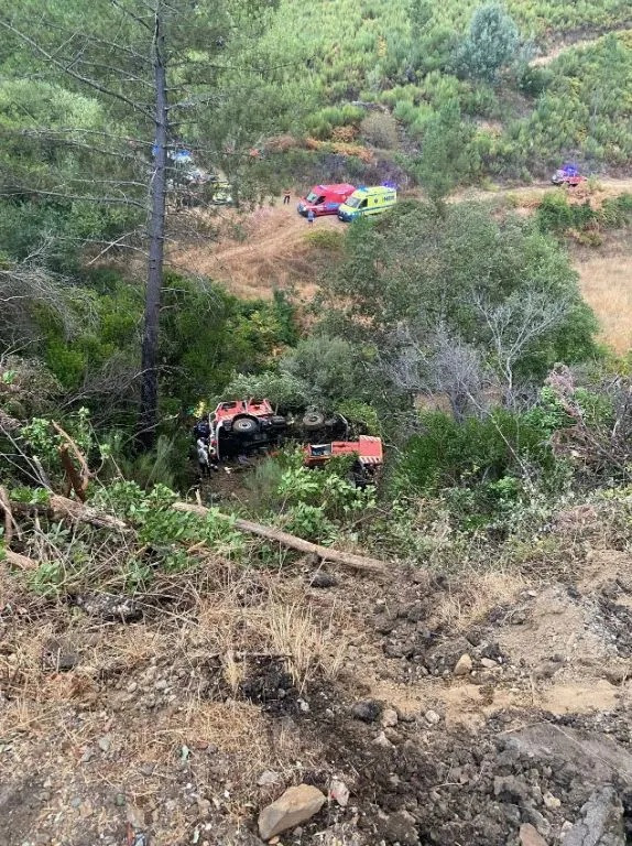 Hai lính cứu hỏa thiệt mạng khi xe lao xuống khe núi trong lúc đi làm nhiệm vụ - Ảnh 1.