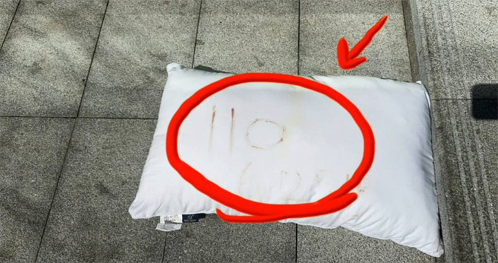 Chiếc gối có dãy số viết bằng máu chứa thông điệp cầu cứu.