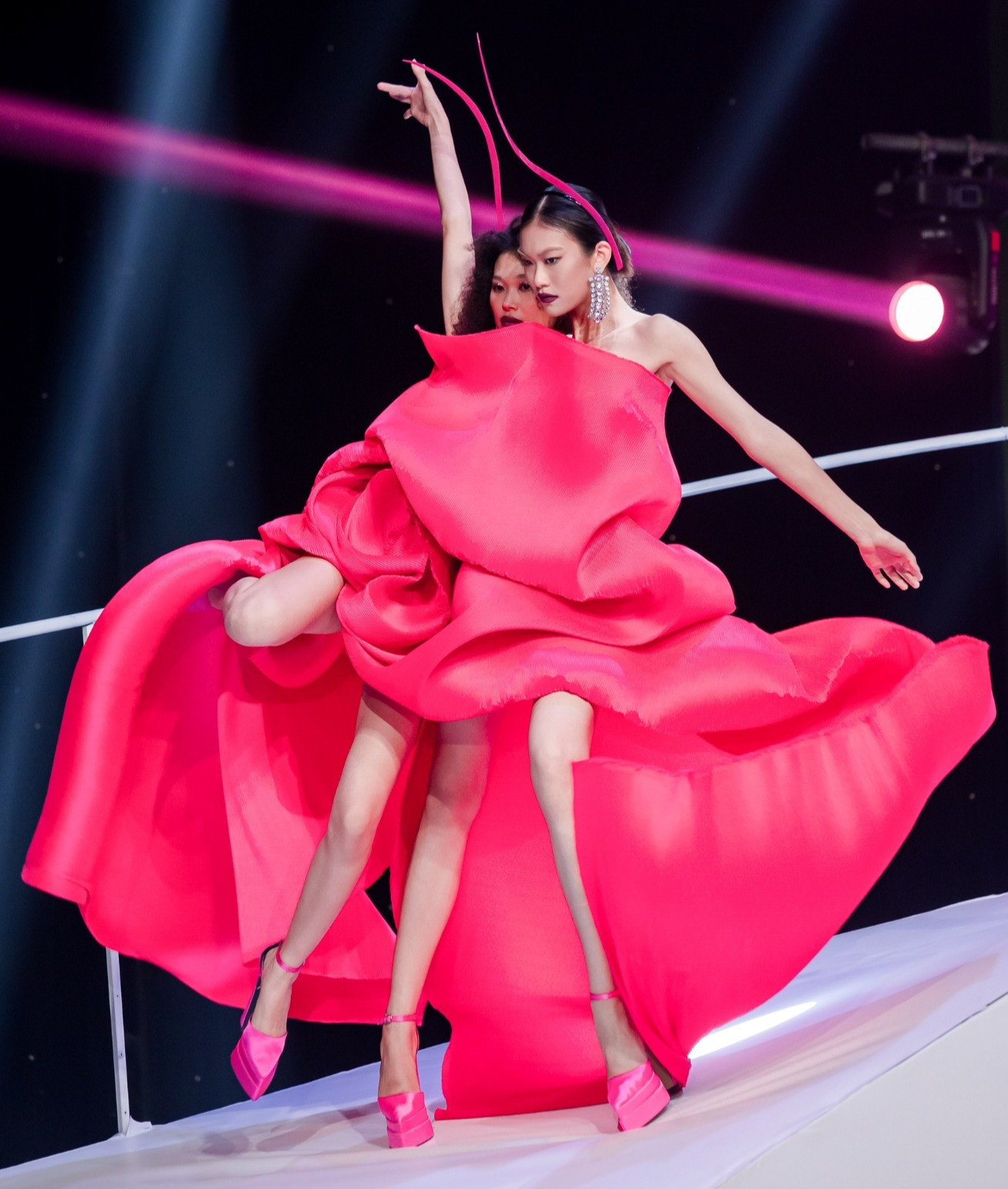 9. Cú “gãy gót” của Ái Băng khi muốn tạo những posing ấn tượng trên đường dốc cùng Uyên Đỗ.jpg