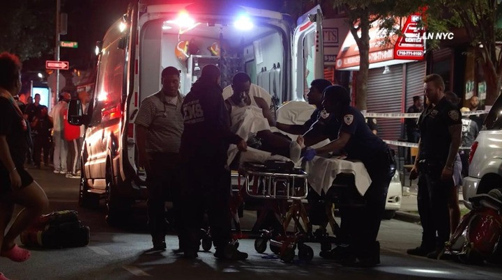 Nhân viên y tế đưa một người đàn ông bị thương đi cấp cứu sau vụ nổ súng. (Ảnh: NYC)