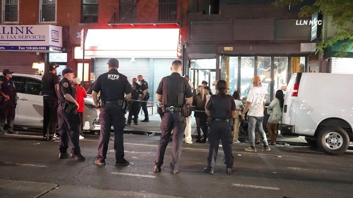 Cảnh sát tại hiện trường vụ xả súng bên trong quán bar. (Ảnh: NYC)