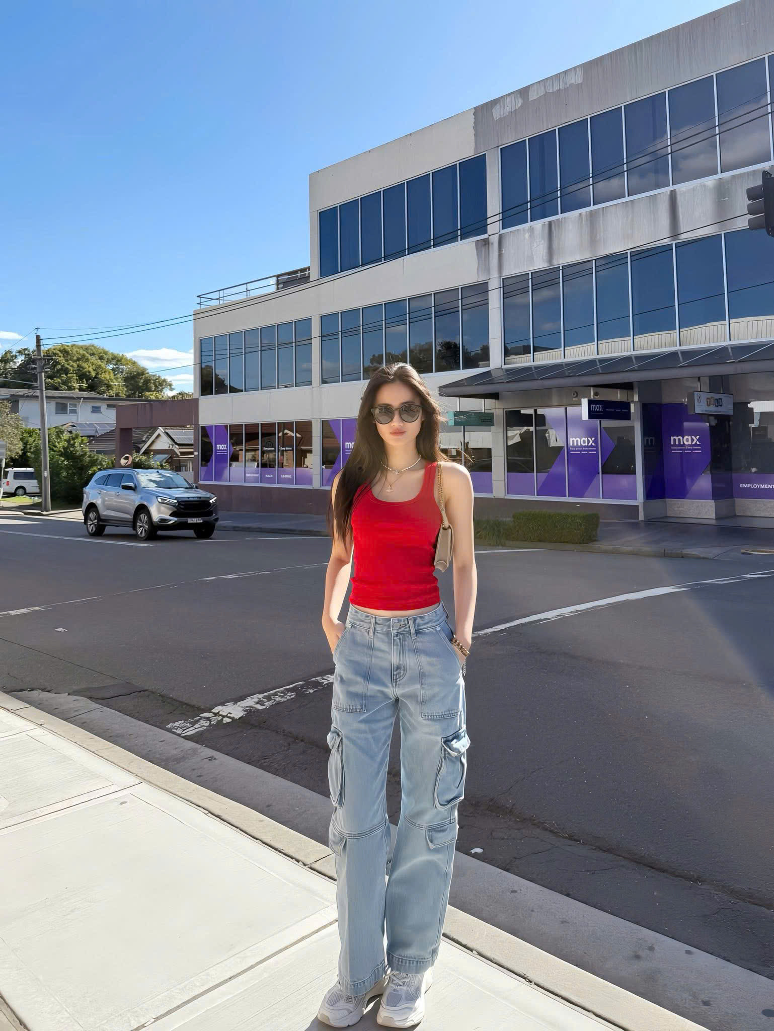 Ý Nhi quay lại Úc du học bị soi toàn mặc lại đồ cũ hoa hậu tiết kiệm mới nổi của Vbiz