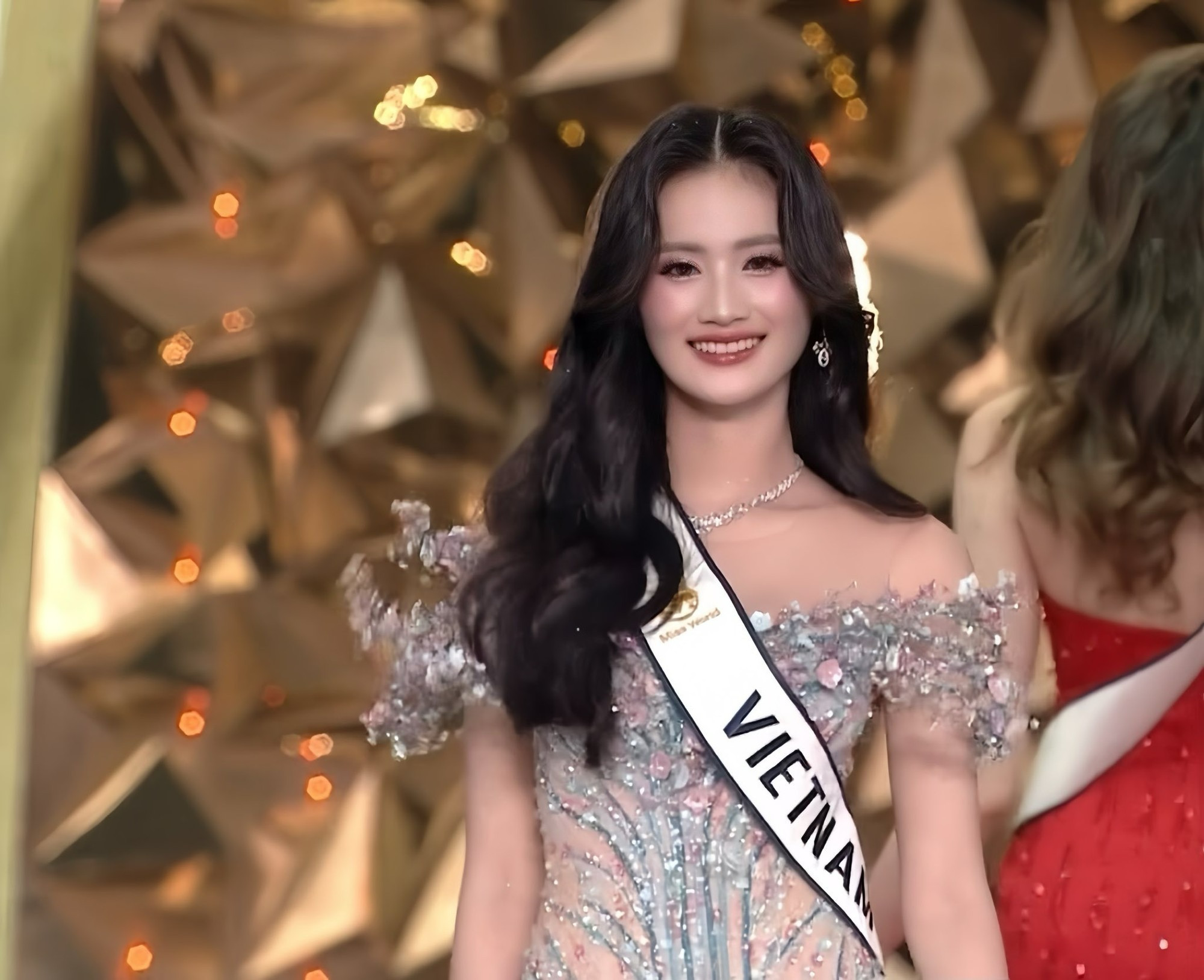 Ý Nhi quay lại Úc du học bị soi toàn mặc lại đồ cũ hoa hậu tiết kiệm mới nổi của Vbiz