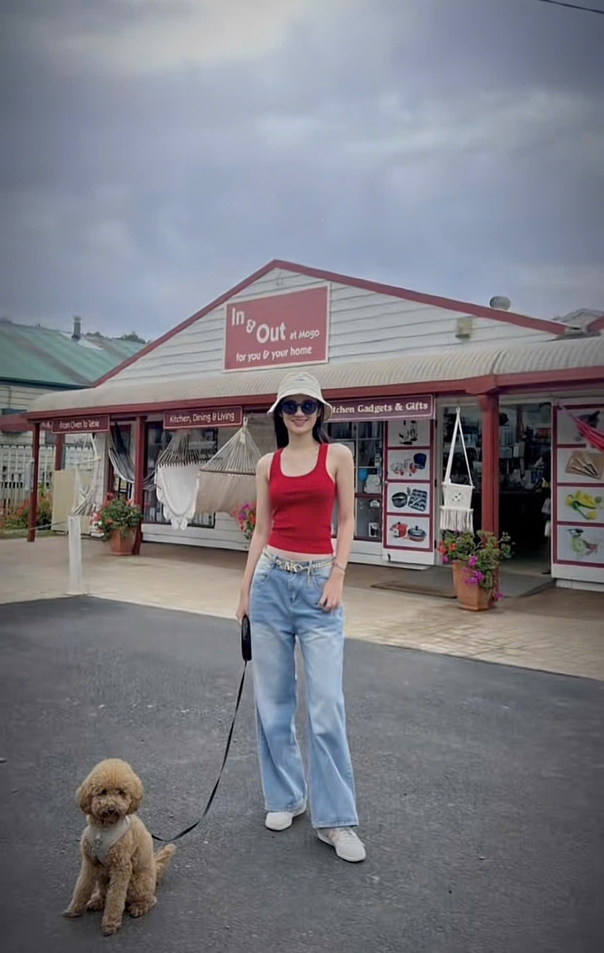 Ý Nhi quay lại Úc du học bị soi toàn mặc lại đồ cũ hoa hậu tiết kiệm mới nổi của Vbiz