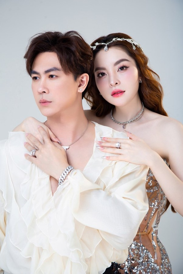 Cặp đôi ca sĩ nổi tiếng vướng nghi vấn bí mật tổ chức đám hỏi? - Ảnh 7.