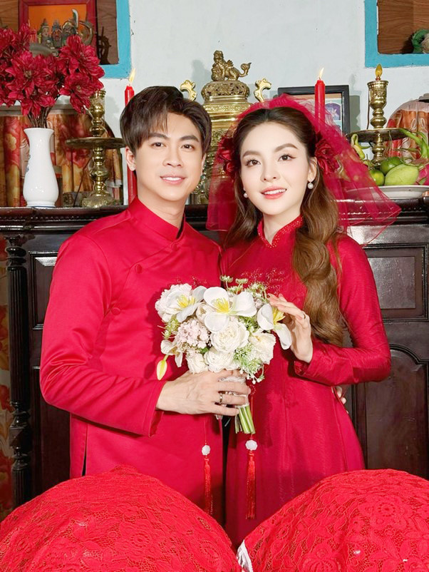 Cặp đôi ca sĩ nổi tiếng vướng nghi vấn bí mật tổ chức đám hỏi? - Ảnh 2.