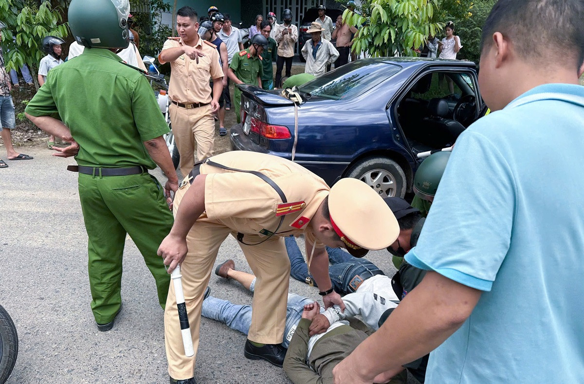 Clip cảnh sát truy đuổi 30km vây bắt nhóm nghi trộm cắp đi ô tô biển số giả..jpg