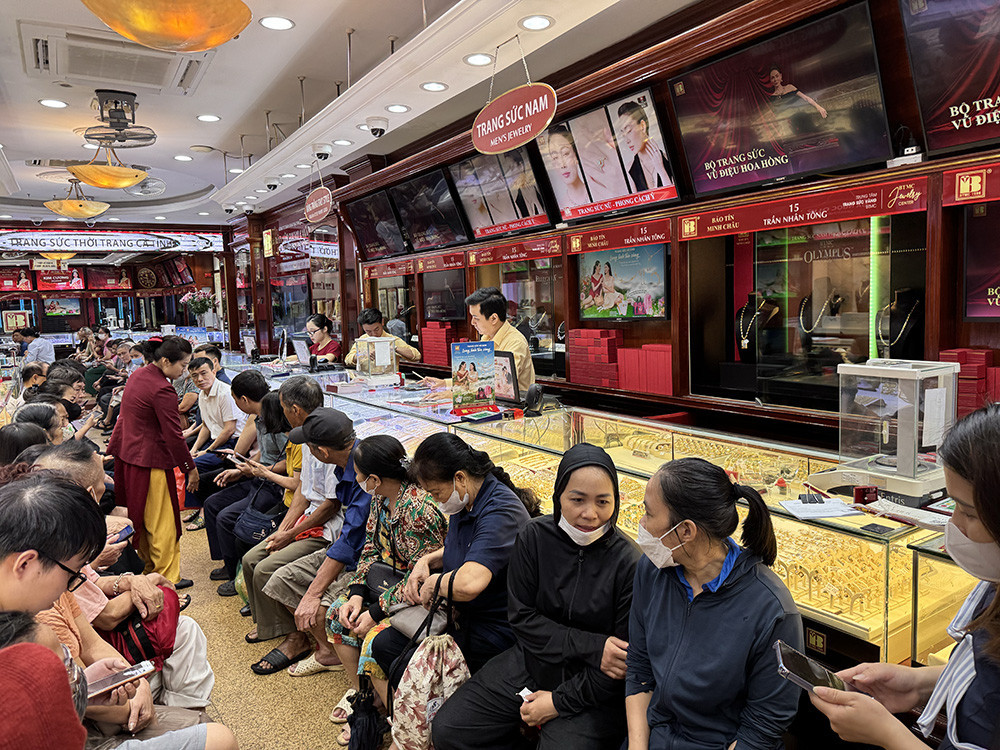 xep hang mua vang.jpg