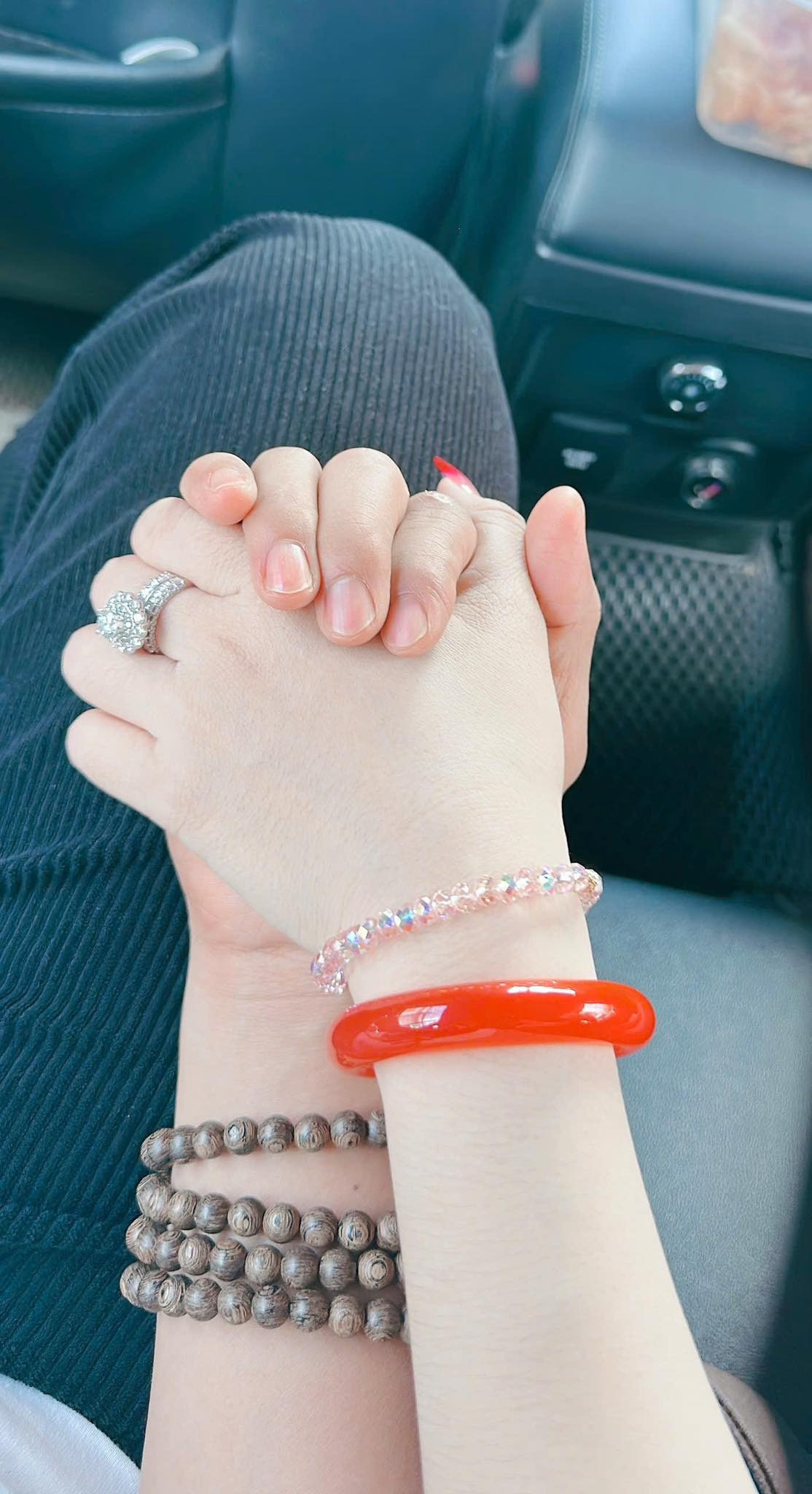 Động thái lạ của sao nam Vbiz sau khi thông báo làm bố đơn thân