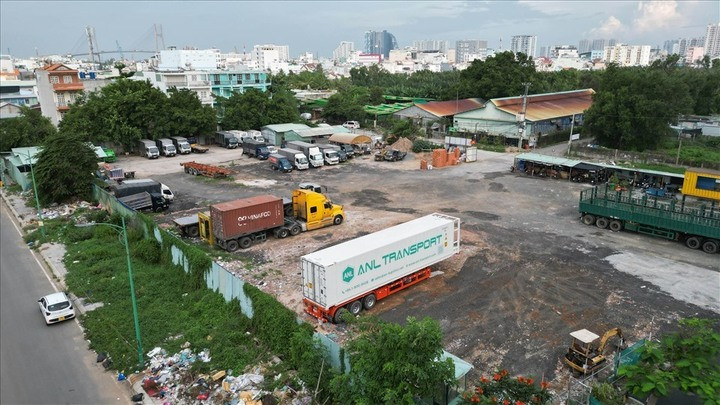 Dự án nhà ở xã hội MR1 tại Khu dân cư Tân Thuận Tây (phường Tân Thuận) khởi công từ tháng 8/2022, nhưng đến nay vẫn chỉ là bãi đất trống, tạm thời tận dụng làm bãi giữ xe.(Ảnh: Hữu Chánh)