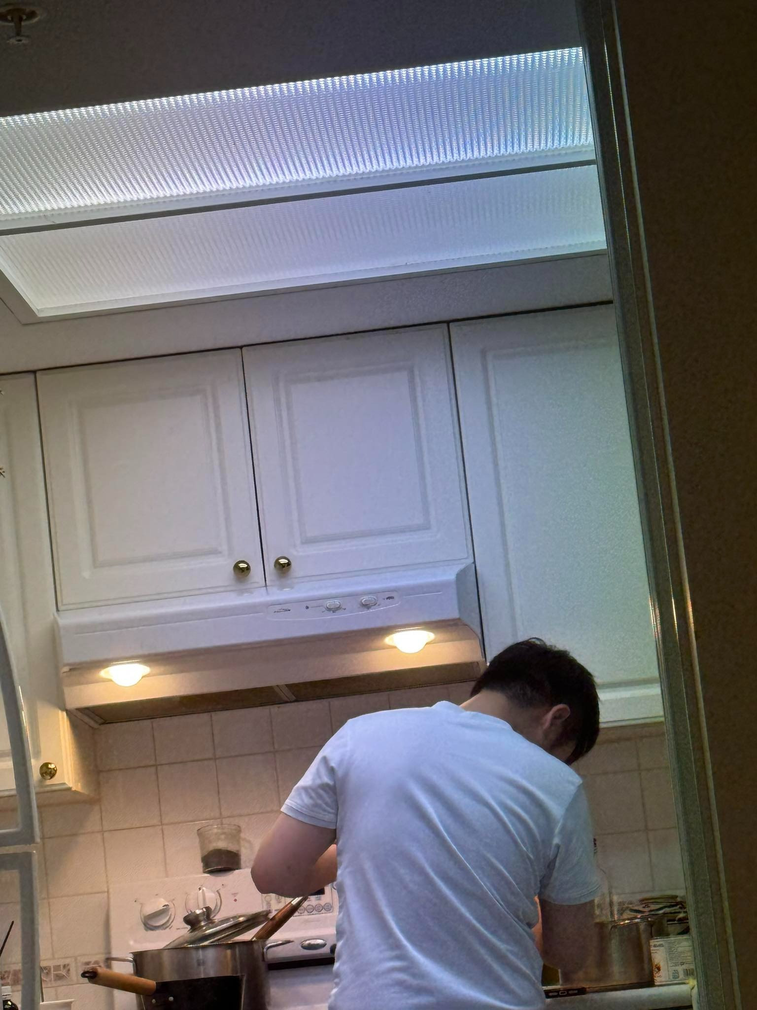 Hoa hậu Vbiz mang thai được chồng trẻ chăm tận răng