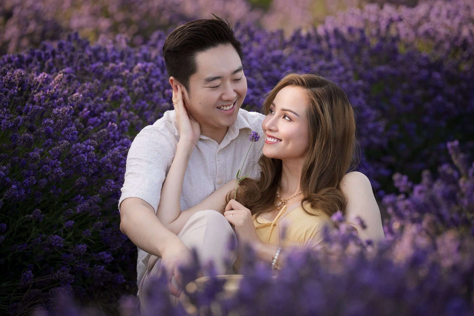 Hoa hậu Vbiz mang thai được chồng trẻ chăm tận răng