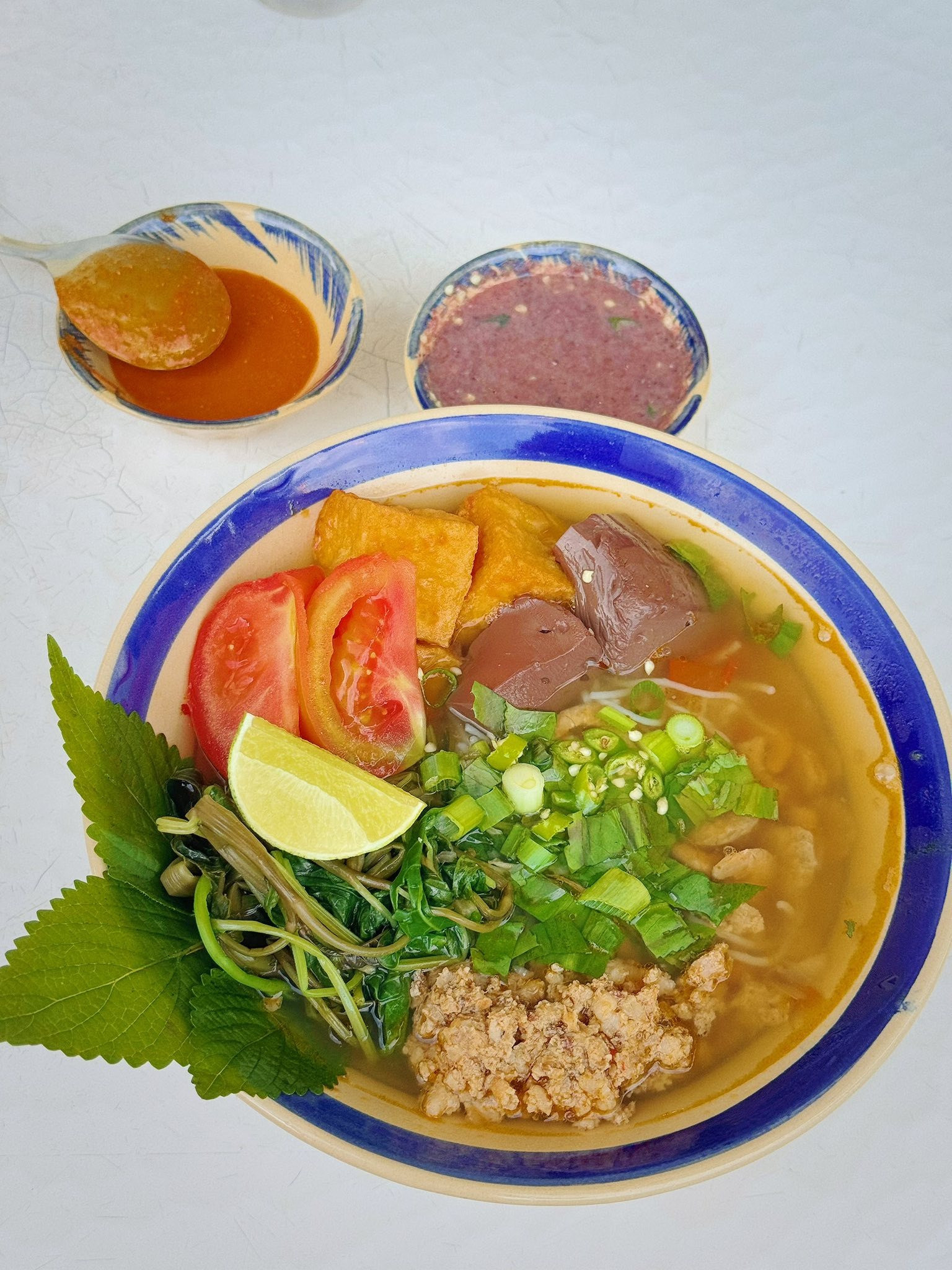 Hoa hậu Vbiz mang thai được chồng trẻ chăm tận răng