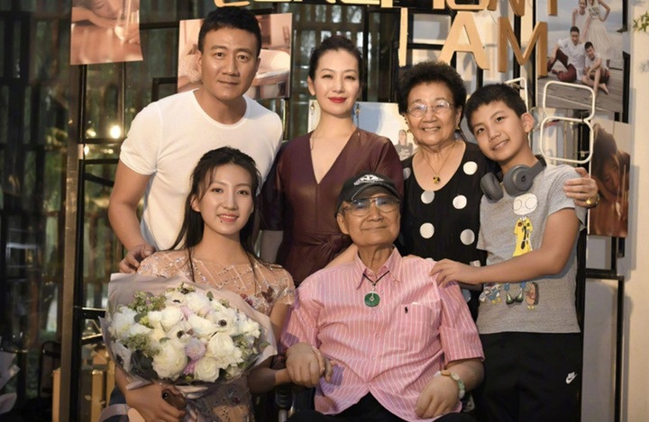 Nam diễn viên bên bố mẹ và vợ con.