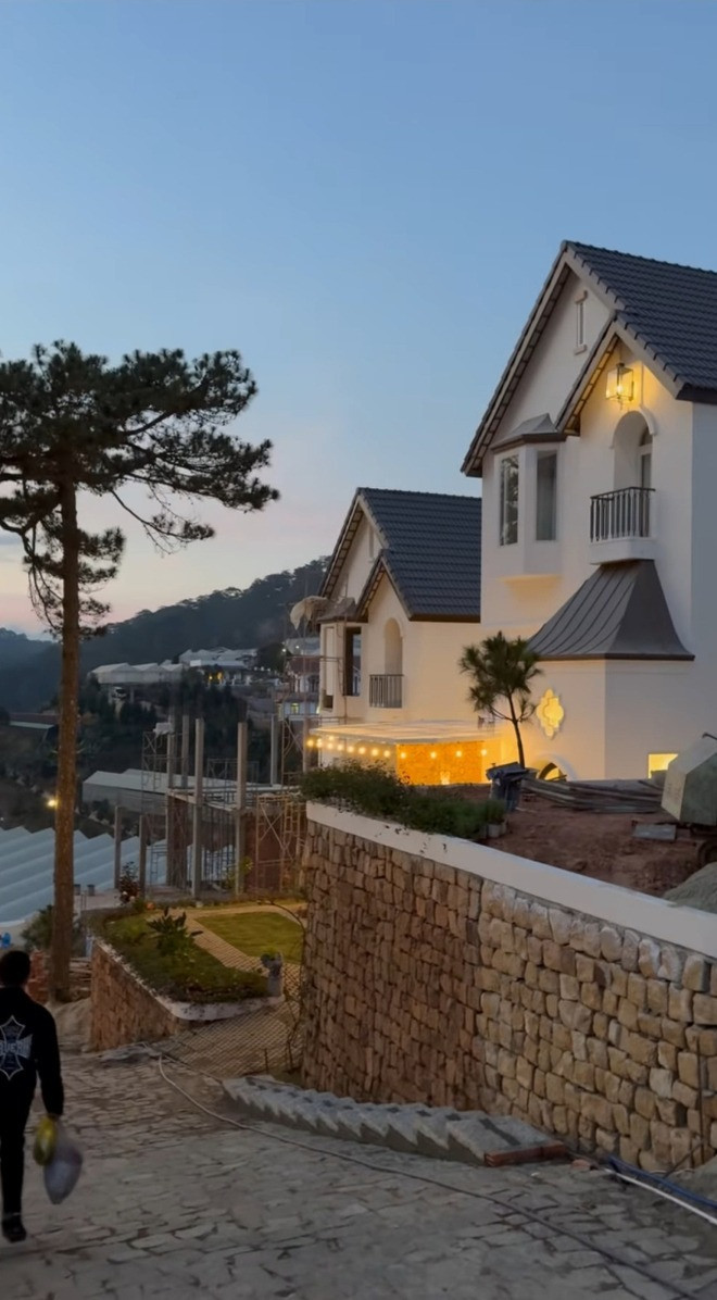 Lệ Quyên quay cận cảnh không gian bên trong biệt thự view triệu đô ở Đà Lạt