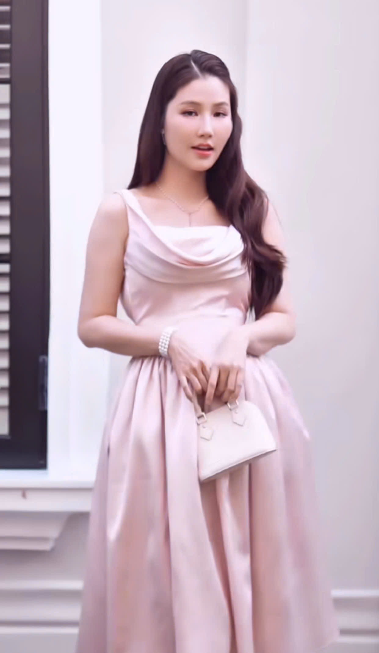 Không nhận ra Diễm My 9X hiện tại với ngoại hình đô con lộ nọng cằm qua cam thường