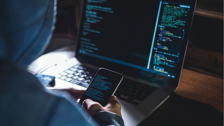 Người đàn ông ở Hà Nội bị lừa gần 2 tỷ đồng khi vào web