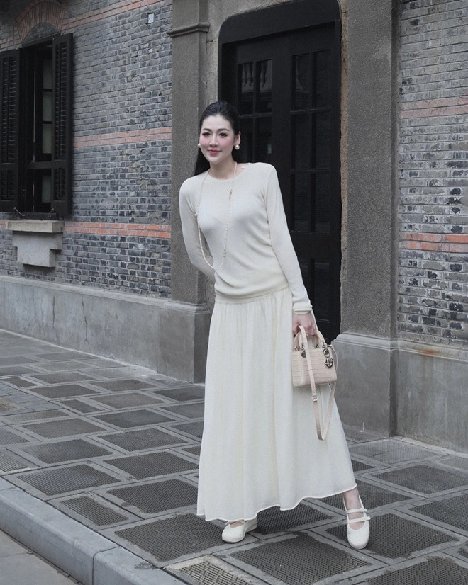 Á hậu Tú Anh mỗi lần ra phố là đốt cả trăm triệu