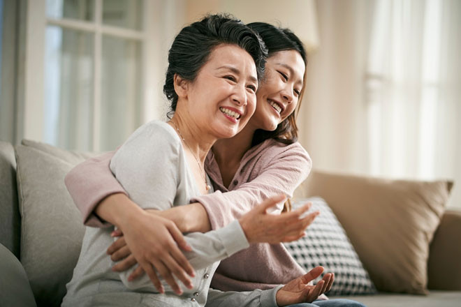 Chăm mẹ chồng ốm ngày ra viện bà bất ngờ đưa tôi chìa khóa căn hộ mới cùng sổ tiết kiệm