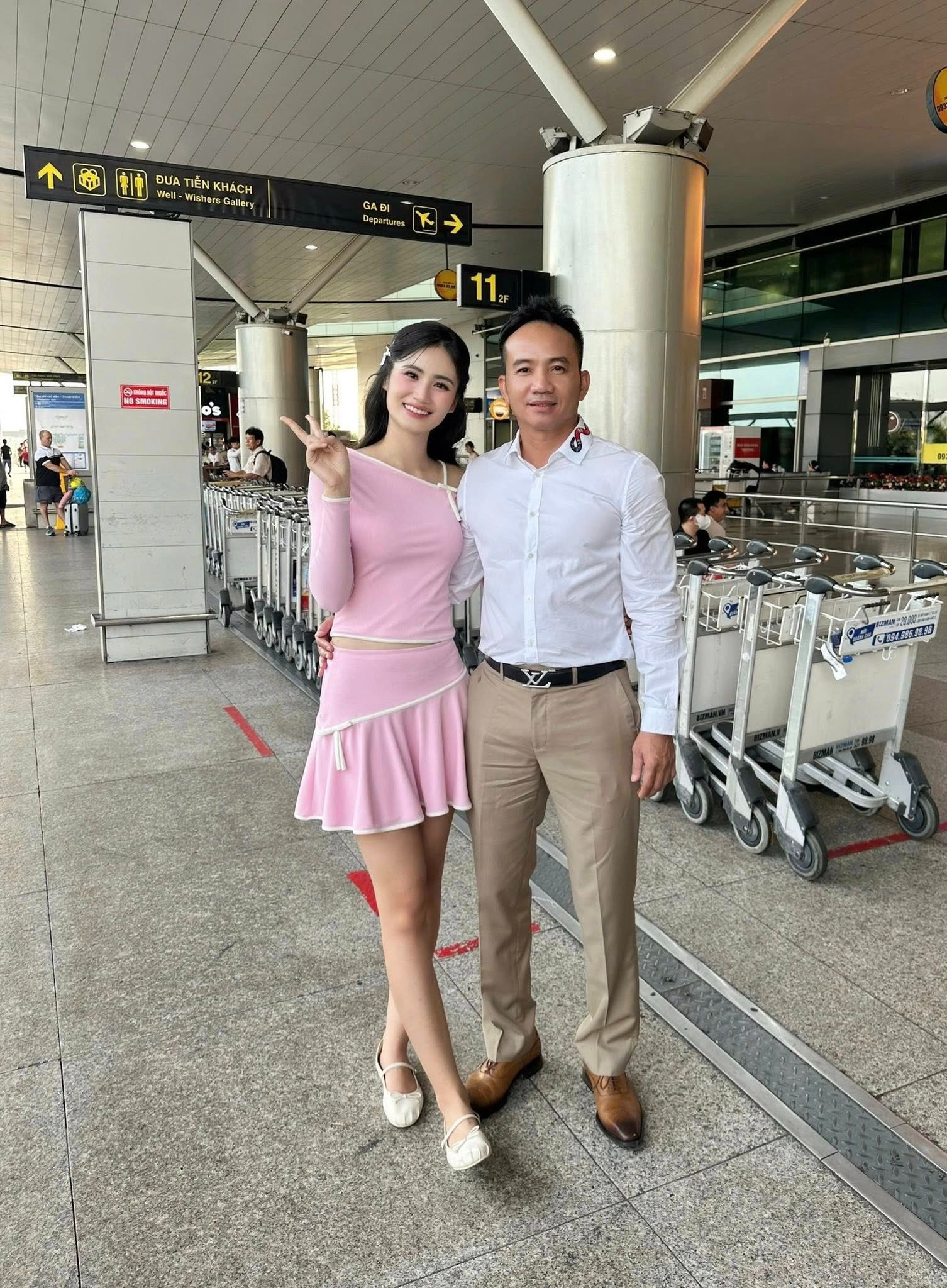 Hoa hậu Ý Nhi tiếp tục đi du học vắng bóng bạn trai ra tiễn