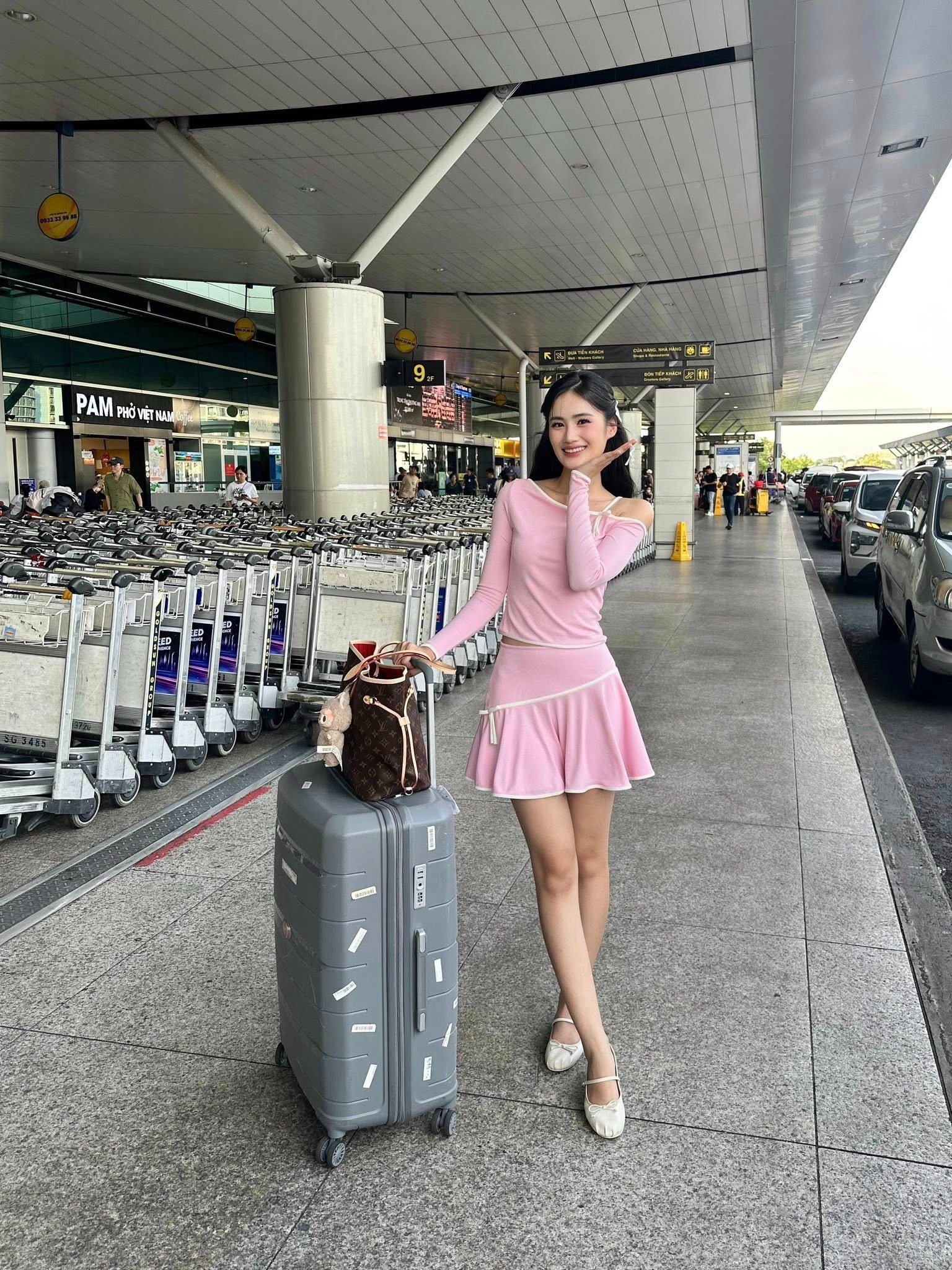 Hoa hậu Ý Nhi tiếp tục đi du học vắng bóng bạn trai ra tiễn