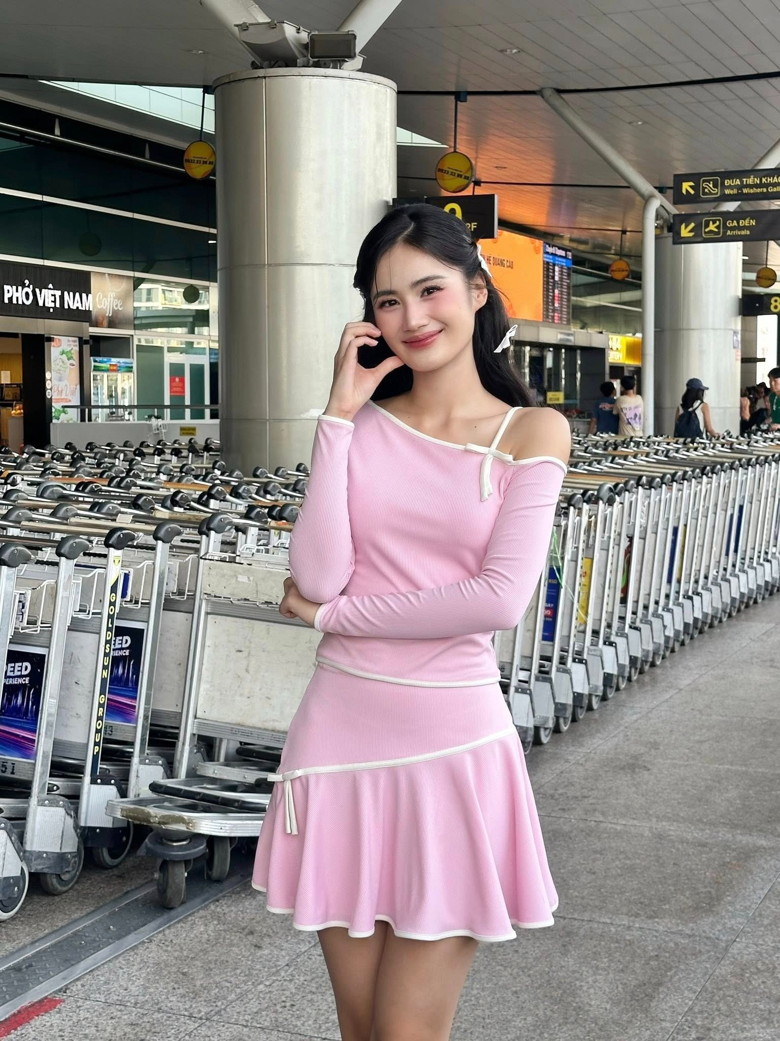 Hoa hậu Ý Nhi tiếp tục đi du học vắng bóng bạn trai ra tiễn