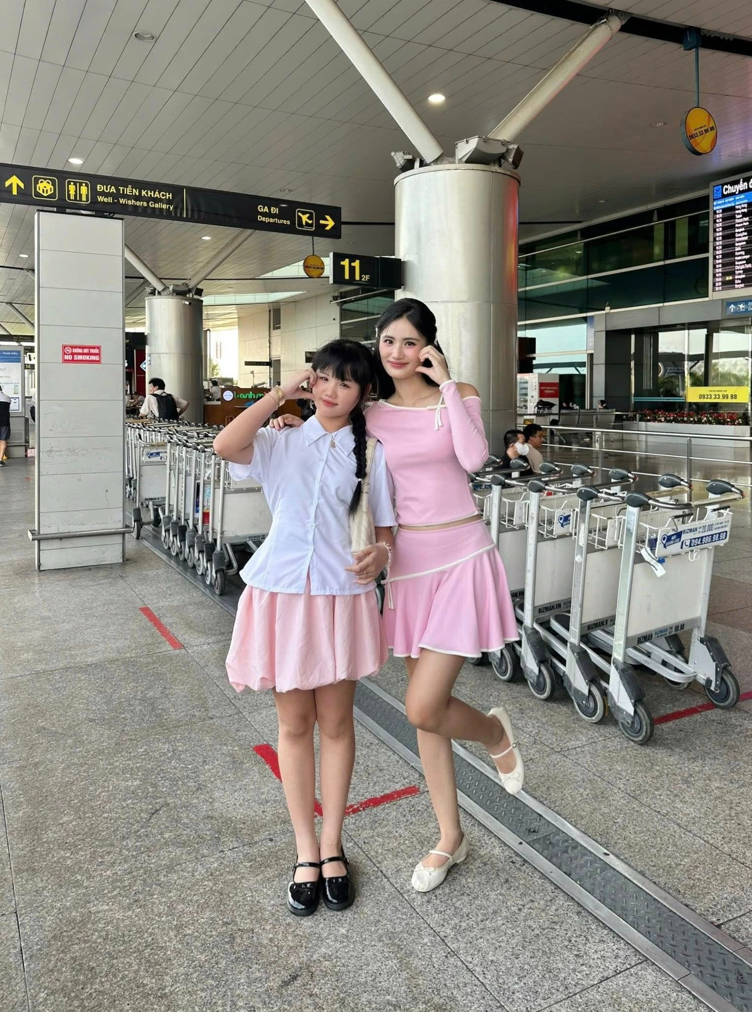Hoa hậu Ý Nhi tiếp tục đi du học vắng bóng bạn trai ra tiễn