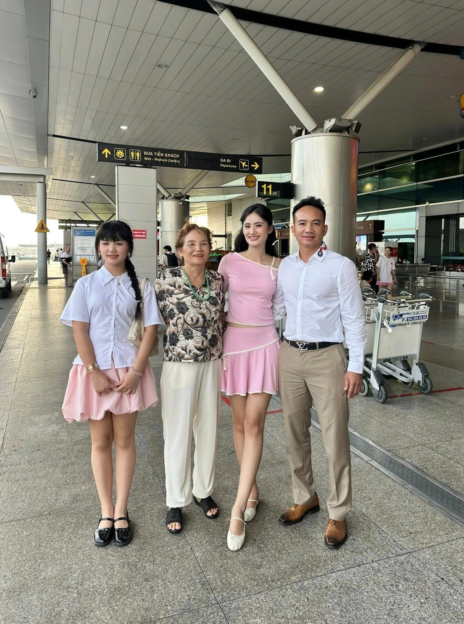 Hoa hậu Ý Nhi tiếp tục đi du học vắng bóng bạn trai ra tiễn