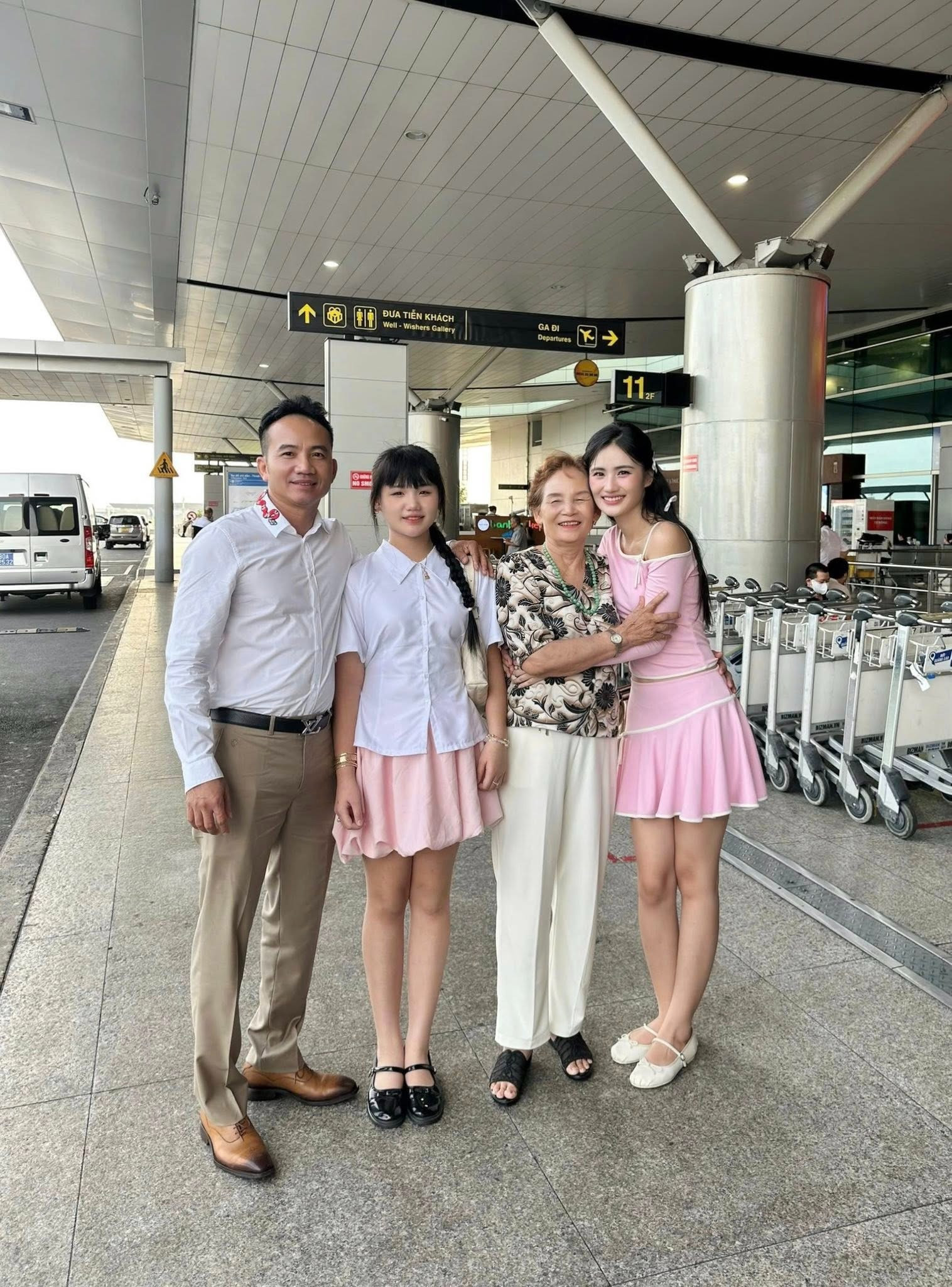 Hoa hậu Ý Nhi tiếp tục đi du học vắng bóng bạn trai ra tiễn