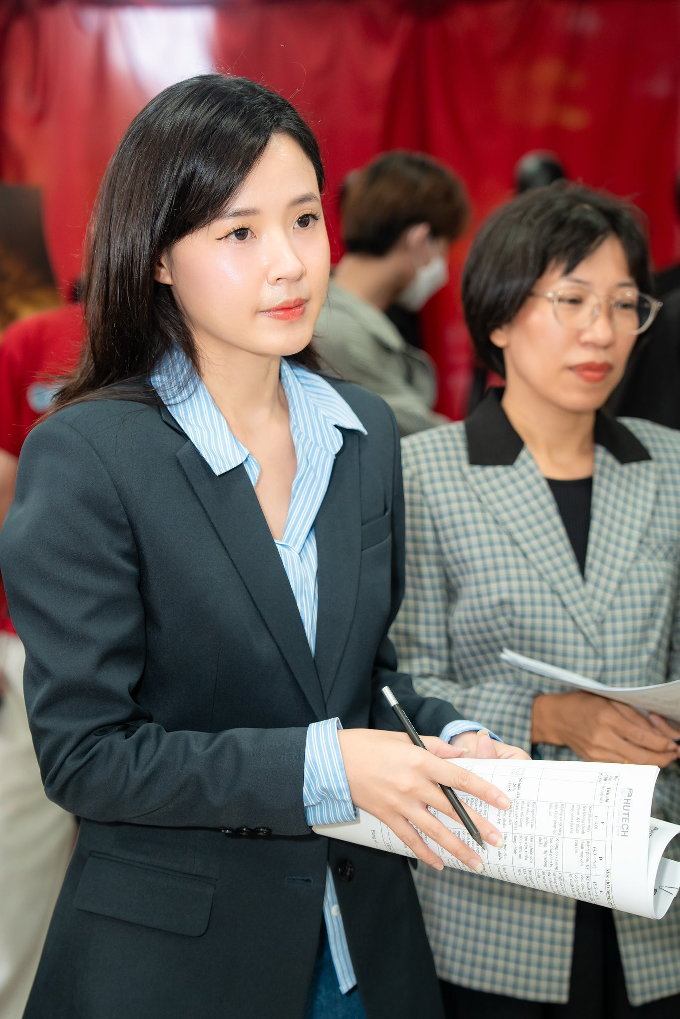Midu bị chụp lén khi đi chấm thi cho sinh viên nhan sắc thật bị bóc