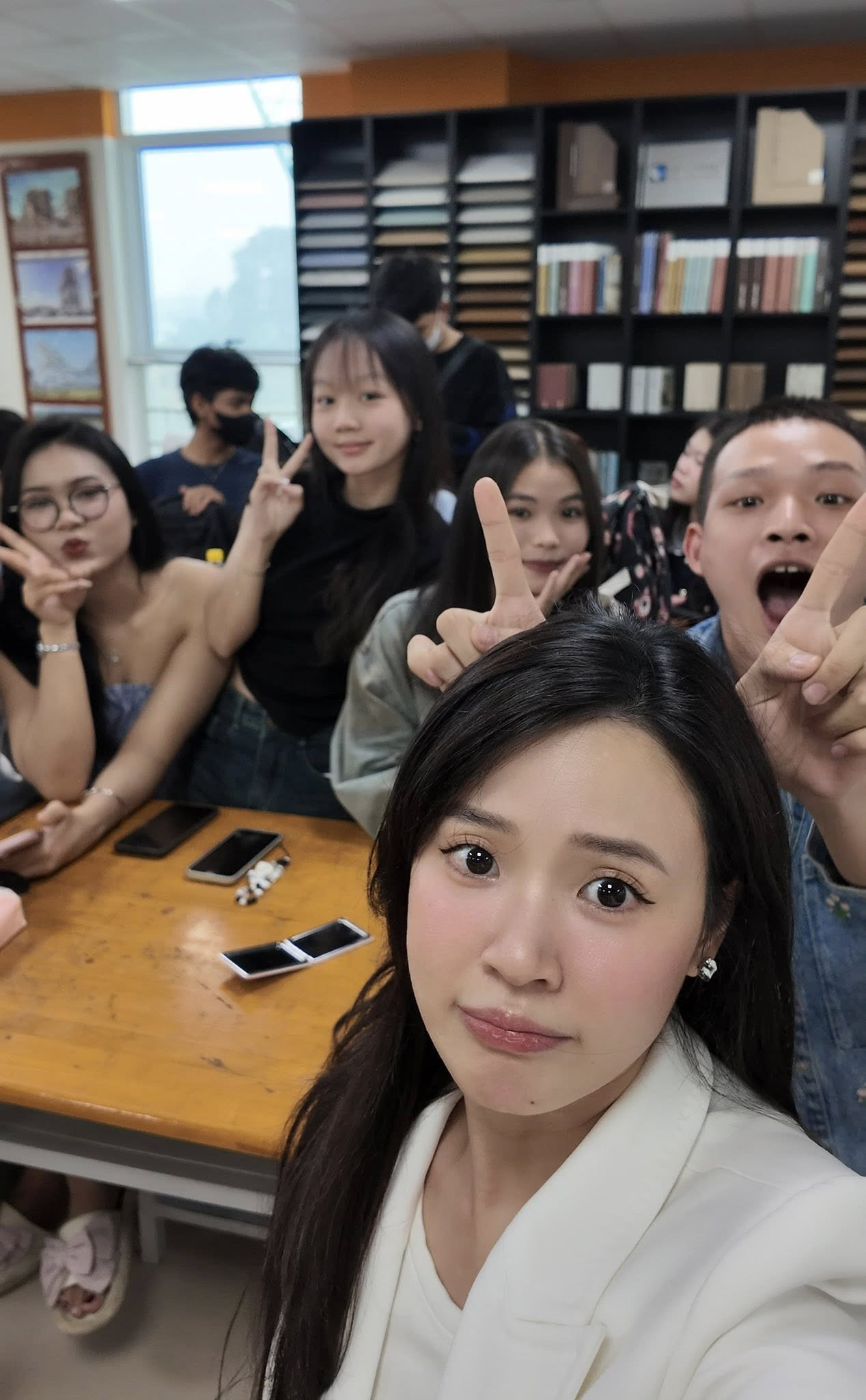 Midu bị chụp lén khi đi chấm thi cho sinh viên nhan sắc thật bị bóc