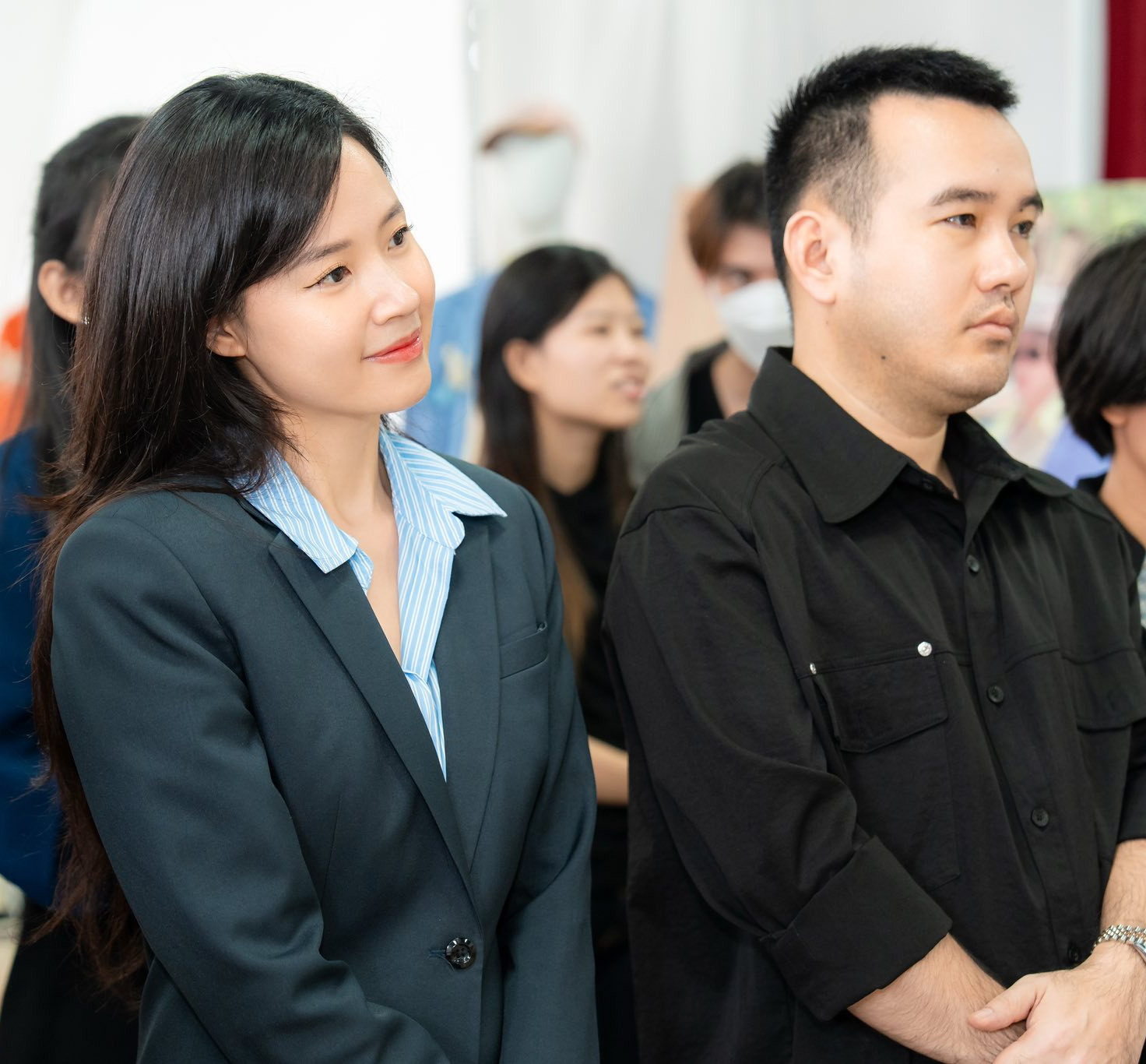 Midu bị chụp lén khi đi chấm thi cho sinh viên nhan sắc thật bị bóc