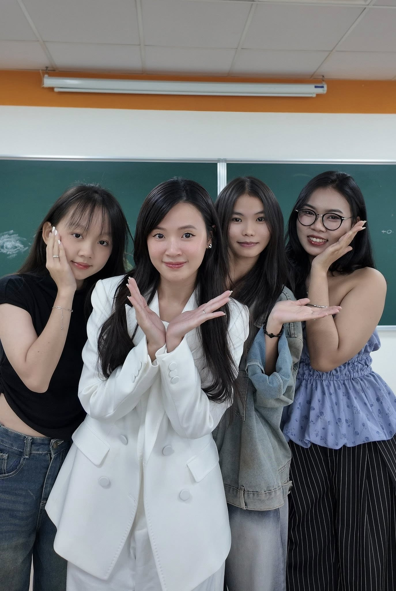 Midu bị chụp lén khi đi chấm thi cho sinh viên nhan sắc thật bị bóc