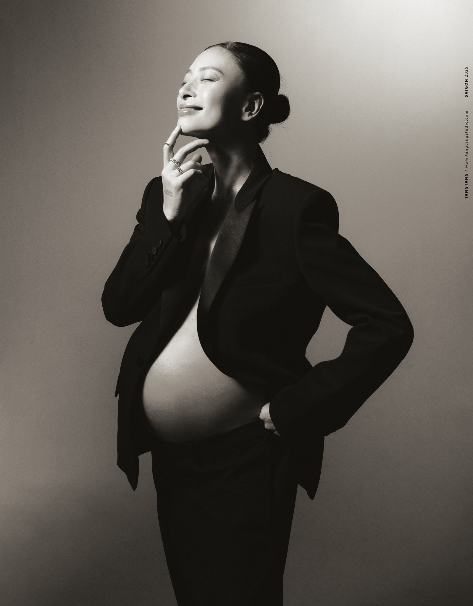 Ngô Thanh Vân khoe bụng bầu 9 tháng chuẩn bị cho ngày sinh nở