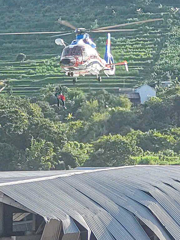 Trực thăng quân đội giải cứu 8 người dân bị cô lập do mưa lũ ở Sơn La. (Ảnh: Cục Quản lý đê điều và Phòng, chống thiên tai)