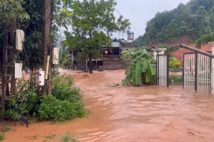 Nhiều bản vùng cao Điện Biên bị cô lập sau trận lũ kinh hoàng.