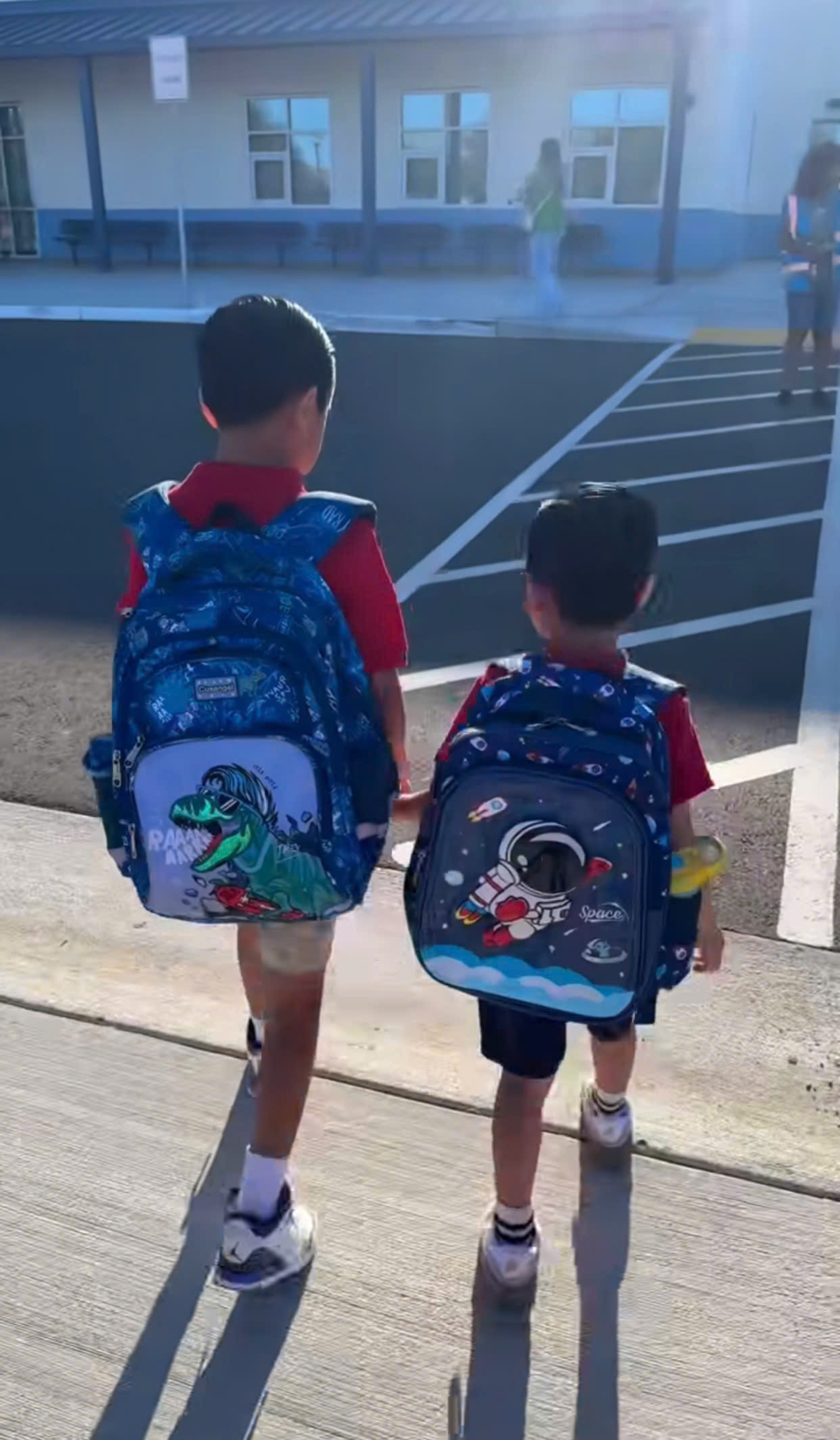 Phạm Hương hiếm hoi cho 2 con trai cùng lên sóng thoạt nhìn như sinh đôi