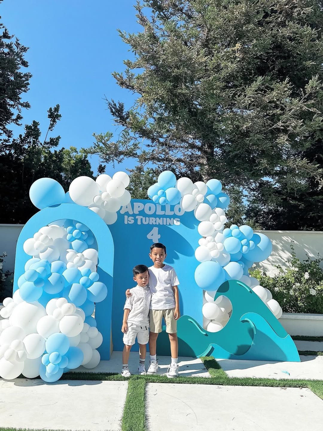 Phạm Hương hiếm hoi cho 2 con trai cùng lên sóng thoạt nhìn như sinh đôi